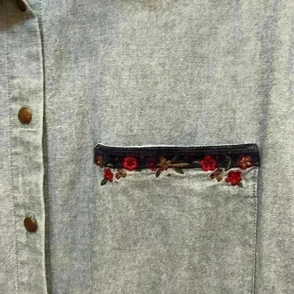 Grandma Cottage Core Van Heusen button down - Picture 4 of 5